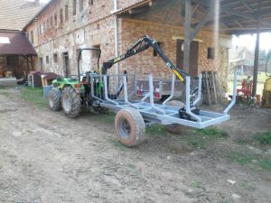 hydraulická ruka na vleku domácej výroby za malotraktorom