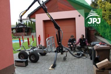 Dodanie-a-inštalácia-hydraulické-ruky-Vahva-Jussi-320-na-malý-vyvážacie-vlek-domácej-výroby