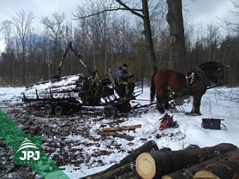 Dodanie hydraulickej ruky Vahva Jussi 320 na vyvážacie vlek domácej výroby