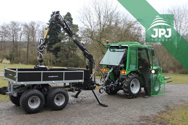 Vyvážacie vlek Vahva Jussi 2000 + / 400 s hydraulickou rukou a hydraulicky sklopnou korbou pre zákazníka s malotraktorom Šálka