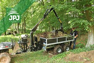 Vyvážačka Vahva Jussi 1500/320 s hydraulicky sklopnou korbou a pracovné štvorkolkou