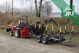 Vyvážečka Vahva Jussi 2000/320 s malotraktorom pre prácu v obecných lesoch